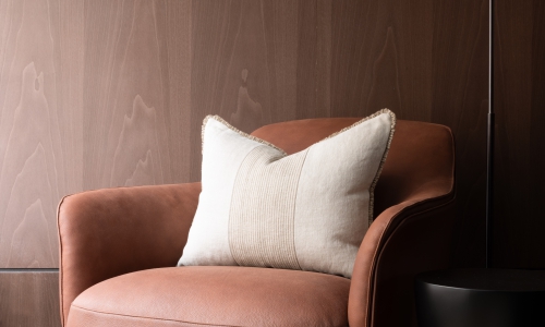 détail mur bois fauteuil