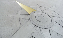 Panneau béton mur intérieur - personnalisation logo laiton